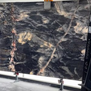 Midnight Crystal (3cm)